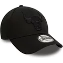 gorra-curva-negra-ajustable-con-logo-negro-9forty-essential-de-chicago-bulls-nba-de-new-era