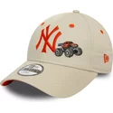 gorra-curva-beige-ajustable-con-logo-naranja-para-nino-9forty-graphic-monster-truck-de-new-york-yankees-mlb-de-new-era