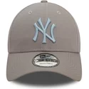 gorra-curva-gris-ajustable-con-logo-azul-9forty-league-essential-de-new-york-yankees-mlb-de-new-era