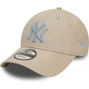 gorra-curva-beige-ajustable-con-logo-azul-claro-9forty-league-essential-de-new-york-yankees-mlb-de-new-era