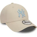 gorra-curva-beige-ajustable-con-logo-azul-claro-9forty-league-essential-de-new-york-yankees-mlb-de-new-era