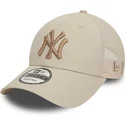 gorra-trucker-beige-con-logo-beige-9forty-home-field-de-new-york-yankees-mlb-de-new-era