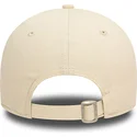 gorra-curva-beige-ajustable-con-logo-rojo-9forty-essential-de-new-era