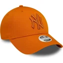 gorra-curva-naranja-ajustable-para-mujer-con-logo-naranja-9forty-league-essential-de-new-york-yankees-mlb-de-new-era