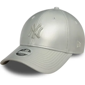 Gorra curva plateada ajustable para mujer con logo plateado 9FORTY Midi PU de New York Yankees MLB de New Era