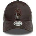 gorra-curva-marron-ajustable-para-mujer-con-logo-marron-9forty-midi-pu-de-new-york-yankees-mlb-de-new-era