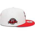 gorra-plana-blanca-y-roja-snapback-9fifty-white-crown-patch-de-chicago-bulls-nba-de-new-era