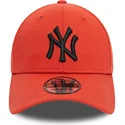 gorra-curva-naranja-ajustada-con-logo-negro-39thirty-league-essential-de-new-york-yankees-mlb-de-new-era