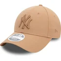 gorra-curva-beige-ajustable-para-mujer-con-logo-beige-9forty-league-essential-de-new-york-yankees-mlb-de-new-era