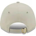 gorra-curva-beige-ajustable-para-mujer-con-logo-dorado-9forty-metallic-logo-de-new-york-yankees-mlb-de-new-era