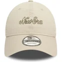 gorra-curva-beige-ajustable-9twenty-heritage-script-de-new-era