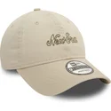gorra-curva-beige-ajustable-9twenty-heritage-script-de-new-era