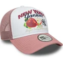 gorra-trucker-blanca-y-rosa-9forty-a-frame-fruit-graphic-de-new-york-yankees-mlb-de-new-era