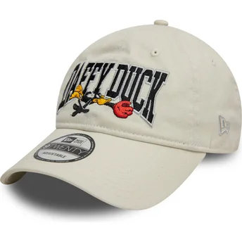 Gorra curva beige ajustable 9TWENTY Washed de Pato Lucas Looney Tunes de New Era