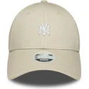 gorra-curva-beige-ajustable-para-mujer-9forty-mini-logo-de-new-york-yankees-mlb-de-new-era