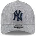 gorra-curva-gris-snapback-con-logo-azul-marino-9forty-m-crown-a-frame-cotton-weave-de-new-york-yankees-mlb-de-new-era