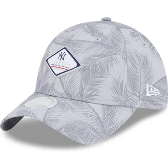 Gorra curva gris ajustable para mujer 9TWENTY Leaf Open Back Spring Training Fan Pack 2025 de New York Yankees MLB de New Era