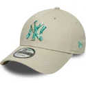 gorra-curva-beige-ajustable-9forty-seasonal-infill-de-new-york-yankees-mlb-de-new-era