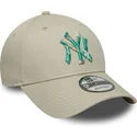 gorra-curva-beige-ajustable-9forty-seasonal-infill-de-new-york-yankees-mlb-de-new-era