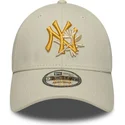 gorra-curva-beige-ajustable-con-logo-amarillo-9forty-floral-icon-de-new-york-yankees-mlb-de-new-era