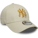 gorra-curva-beige-ajustable-con-logo-amarillo-9forty-floral-icon-de-new-york-yankees-mlb-de-new-era