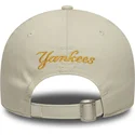 gorra-curva-beige-ajustable-con-logo-amarillo-9forty-floral-icon-de-new-york-yankees-mlb-de-new-era