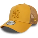 gorra-trucker-amarilla-con-logo-amarillo-a-frame-league-essential-de-new-york-yankees-mlb-de-new-era