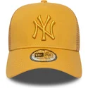 gorra-trucker-amarilla-con-logo-amarillo-a-frame-league-essential-de-new-york-yankees-mlb-de-new-era