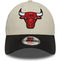 gorra-curva-beige-y-negra-ajustable-9forty-contrast-patch-de-chicago-bulls-nba-de-new-era