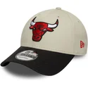 gorra-curva-beige-y-negra-ajustable-9forty-contrast-patch-de-chicago-bulls-nba-de-new-era