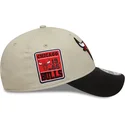 gorra-curva-beige-y-negra-ajustable-9forty-contrast-patch-de-chicago-bulls-nba-de-new-era