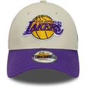 gorra-curva-beige-y-violeta-ajustable-9forty-contrast-patch-de-los-angeles-lakers-nba-de-new-era