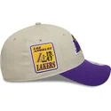 gorra-curva-beige-y-violeta-ajustable-9forty-contrast-patch-de-los-angeles-lakers-nba-de-new-era