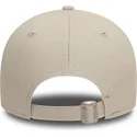 gorra-curva-beige-ajustable-con-logo-blanco-9forty-league-essential-de-new-york-yankees-mlb-de-new-era