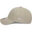 gorra-curva-beige-ajustable-con-logo-blanco-9forty-league-essential-de-new-york-yankees-mlb-de-new-era