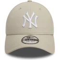 gorra-curva-beige-ajustable-con-logo-blanco-9forty-league-essential-de-new-york-yankees-mlb-de-new-era