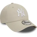 gorra-curva-beige-ajustable-con-logo-blanco-9forty-league-essential-de-new-york-yankees-mlb-de-new-era