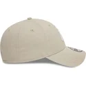 gorra-curva-beige-ajustable-con-logo-blanco-9forty-league-essential-de-new-york-yankees-mlb-de-new-era
