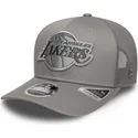 gorra-trucker-gris-con-logo-gris-9seventy-stretch-snap-tonal-de-los-angeles-lakers-nba-de-new-era