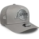 gorra-trucker-gris-con-logo-gris-9seventy-stretch-snap-tonal-de-los-angeles-lakers-nba-de-new-era