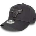 gorra-curva-gris-snapback-con-logo-gris-e-frame-tonal-outline-de-chicago-bulls-nba-de-new-era
