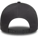 gorra-curva-gris-snapback-con-logo-gris-e-frame-tonal-outline-de-chicago-bulls-nba-de-new-era