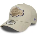 gorra-curva-beige-snapback-con-logo-beige-e-frame-tonal-outline-de-los-angeles-lakers-nba-de-new-era