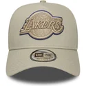 gorra-curva-beige-snapback-con-logo-beige-e-frame-tonal-outline-de-los-angeles-lakers-nba-de-new-era