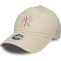 gorra-curva-beige-ajustable-para-mujer-con-logo-rosa-9twenty-contrast-stitch-de-new-york-yankees-mlb-de-new-era
