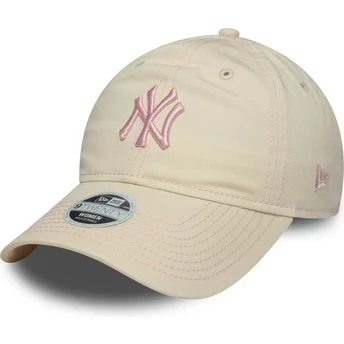 Gorra curva beige ajustable para mujer con logo rosa 9TWENTY Contrast Stitch de New York Yankees MLB de New Era