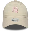 gorra-curva-beige-ajustable-para-mujer-con-logo-rosa-9twenty-contrast-stitch-de-new-york-yankees-mlb-de-new-era