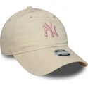 gorra-curva-beige-ajustable-para-mujer-con-logo-rosa-9twenty-contrast-stitch-de-new-york-yankees-mlb-de-new-era