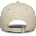 gorra-curva-beige-ajustable-para-mujer-con-logo-rosa-9twenty-contrast-stitch-de-new-york-yankees-mlb-de-new-era