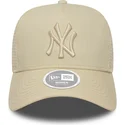 gorra-trucker-beige-para-mujer-a-frame-league-essential-de-new-york-yankees-mlb-de-new-era